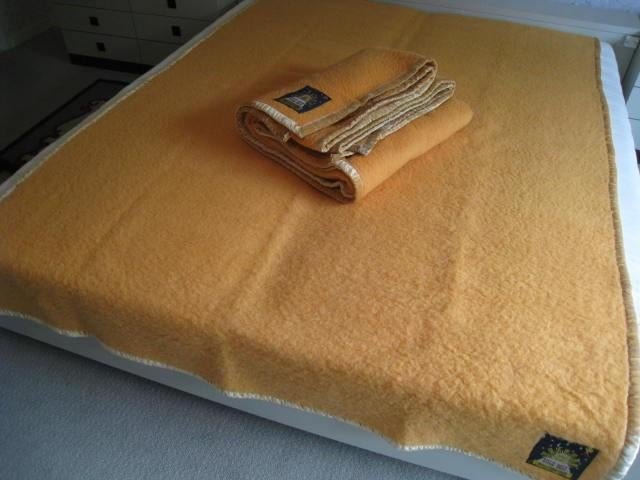 2 dekens Sole Mio, 100% wol, fluwelen bies, 230x170, nieuw!!, Huis en Inrichting, Slaapkamer | Beddengoed, Ophalen, Oranje