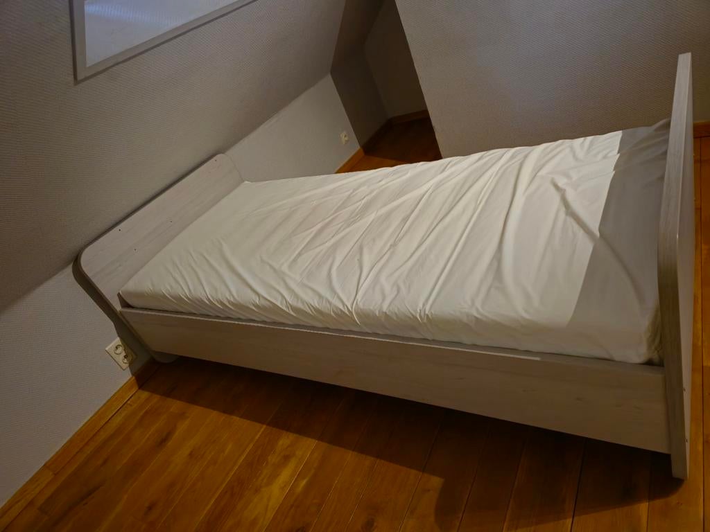 1 persoonsbed met matras + Matras beschermer, Huis en Inrichting, Ophalen