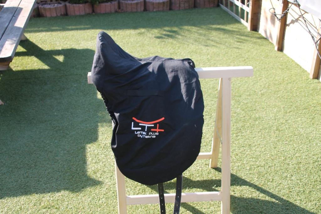 Dressuurzadel TEKNA LETEK+ , 17 inch, Animaux & Accessoires, Chevaux & Poneys | Selles, Enlèvement, Comme neuf