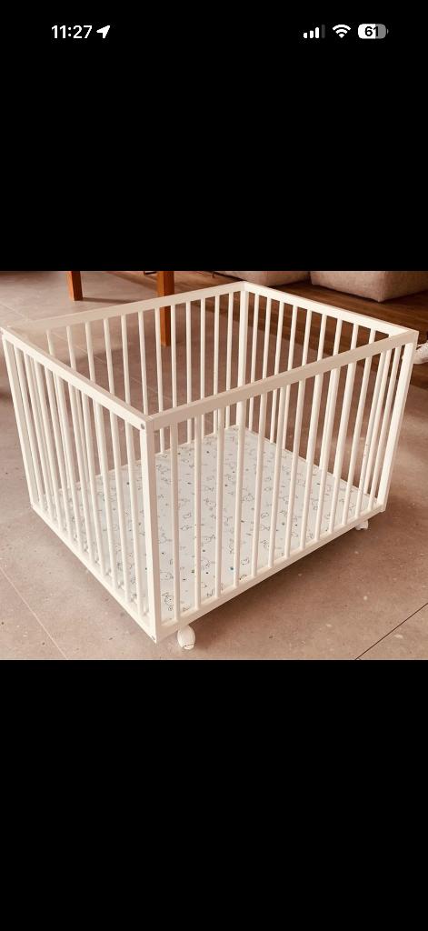 Park / babybox wit op wieltjes + matras – zeer goede staat, Kinderen en Baby's, Ophalen, Zo goed als nieuw, Wieltjes