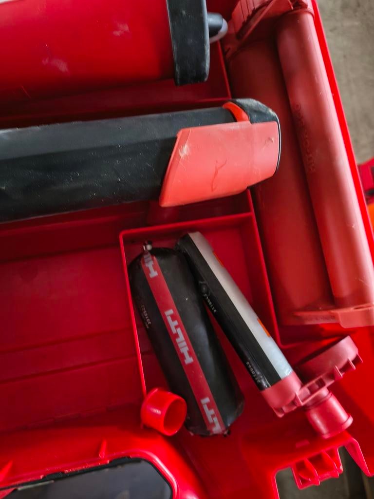 Hilty mortel spuit. Hilty boxen. Spit gasnagel apparaat., Ophalen