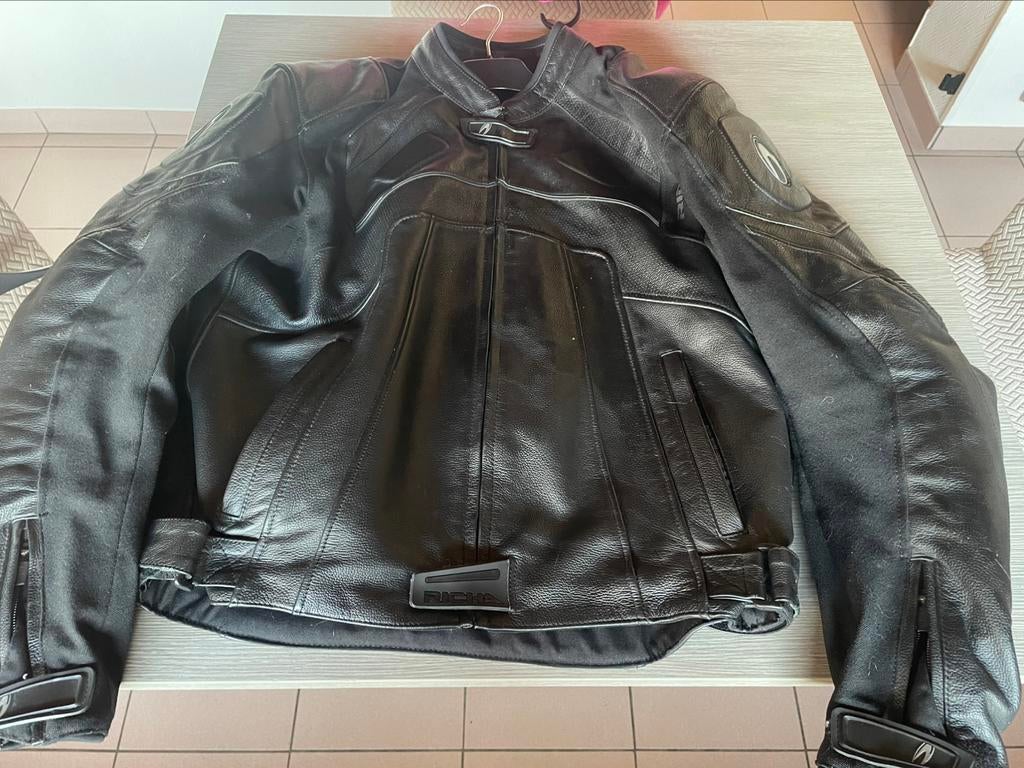 Richa motojas, Motos, Enlèvement