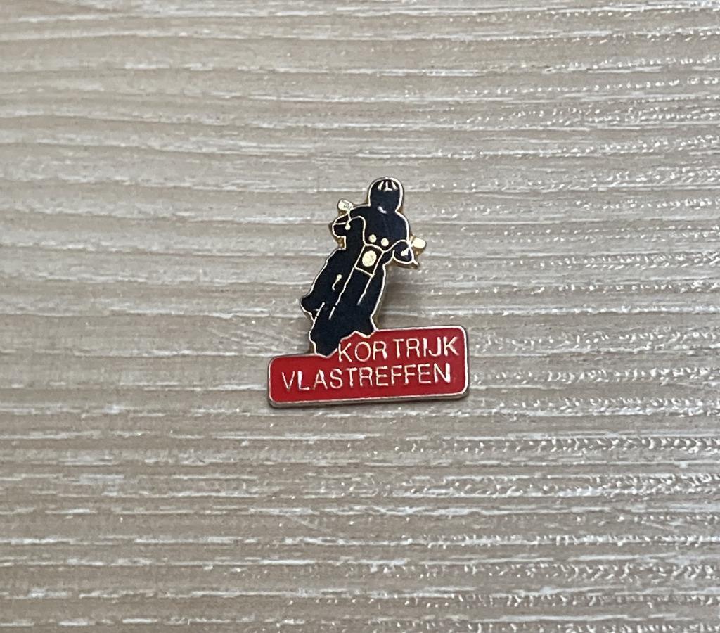 PIN - KORTRIJK VLASTREFFEN - MOTORTREFFEN - MOTO, Verzenden, Gebruikt, Transport, Speldje of Pin