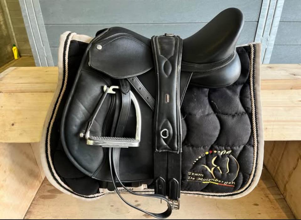 Wintec zadel 500 met veiligheidsbeugel/ singel., Dieren en Toebehoren, Paarden en Pony's | Zadels, Ophalen, Zo goed als nieuw