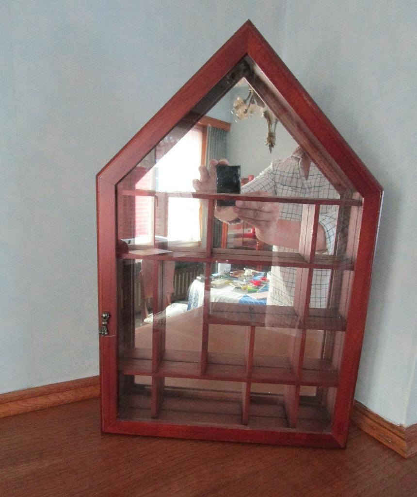 klein vitrine kastje uit hout, Enlèvement ou Envoi, Comme neuf, Pin, Avec tablette(s)