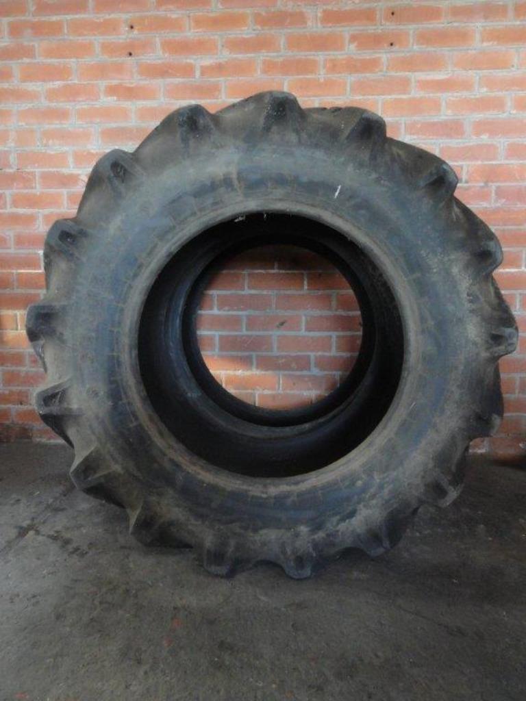 Set de pneus 16.9-30, Autos : Pièces & Accessoires, Pneus & Jantes, Autre, Autres dimensions, Pneu(s), Enlèvement