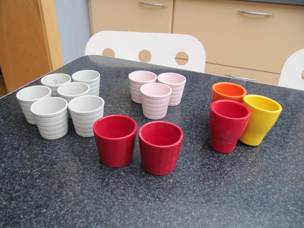 bloem- potjes kleur rood, roze, grijs, geel, ..., Enlèvement ou Envoi, Rond, Comme neuf, Intérieur