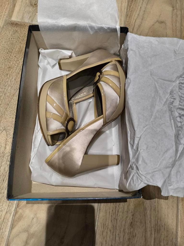 Chaussures à talons, Beige, Chaussures à haut talons, Nero Giardini, Porté