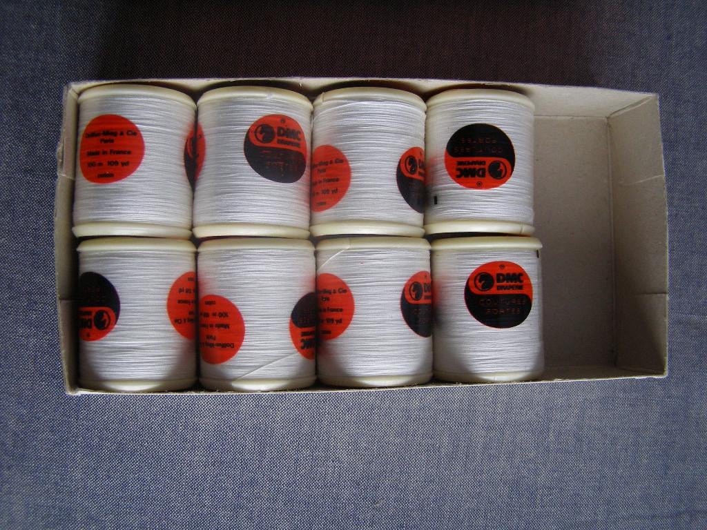 4 bobijntjes : DMC draperies coutures fortes art. 84, Ophalen of Verzenden, Nieuw, Borduurgaren of Zijde