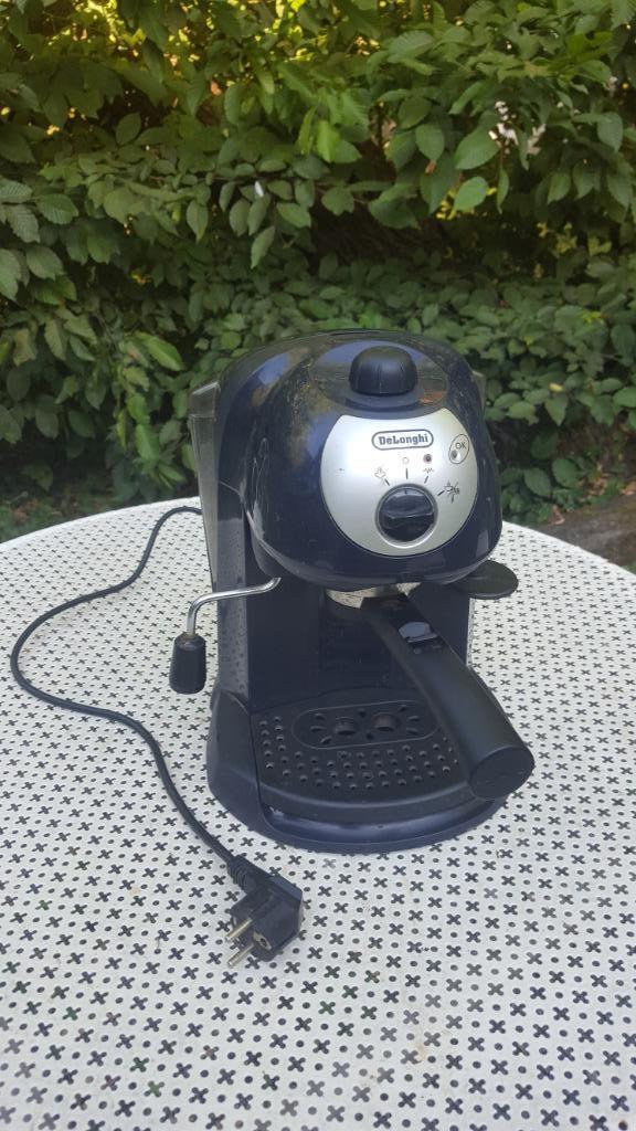 Machine à café Délonghi, Café moulu, Machine à espresso, Réservoir d'eau amovible, 2 à 4 tasses