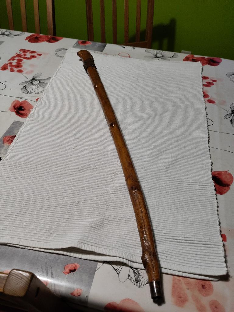 Oude houten wandelstok, Ophalen