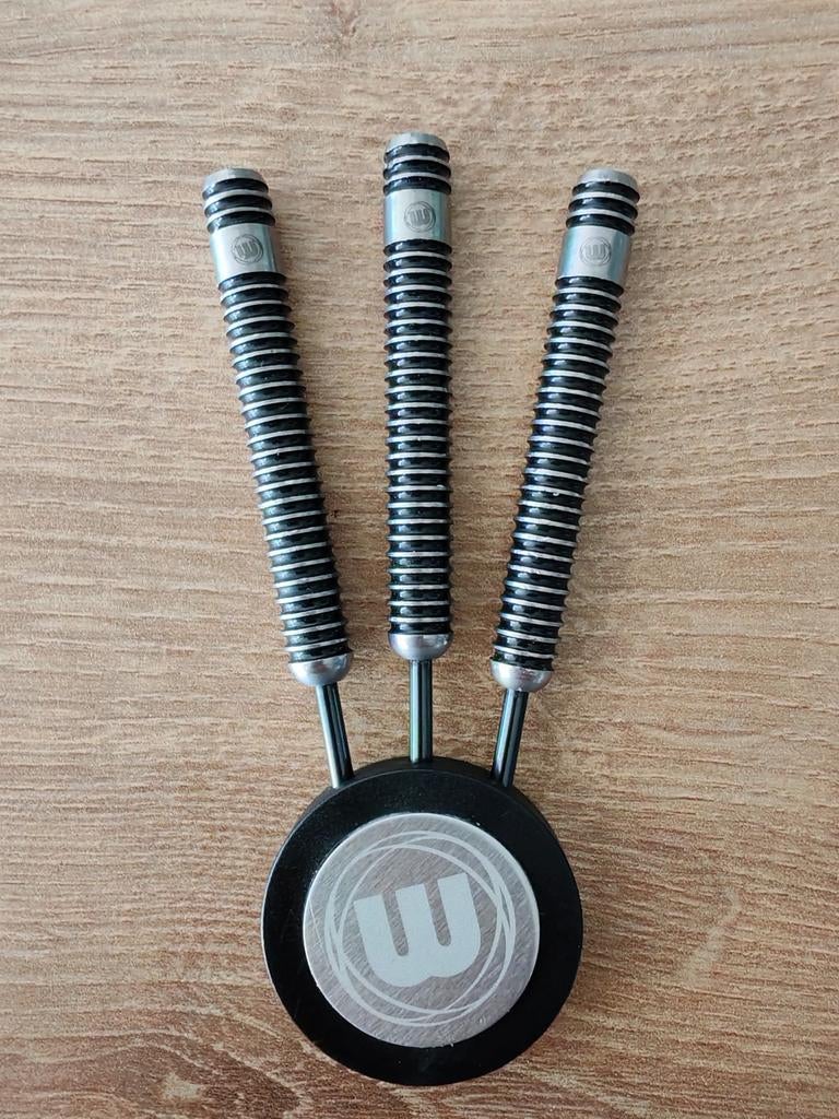 Fléchettes pointes acier - Steel darts WINMAU Blackout 24gr, Utilisé, Fléchettes