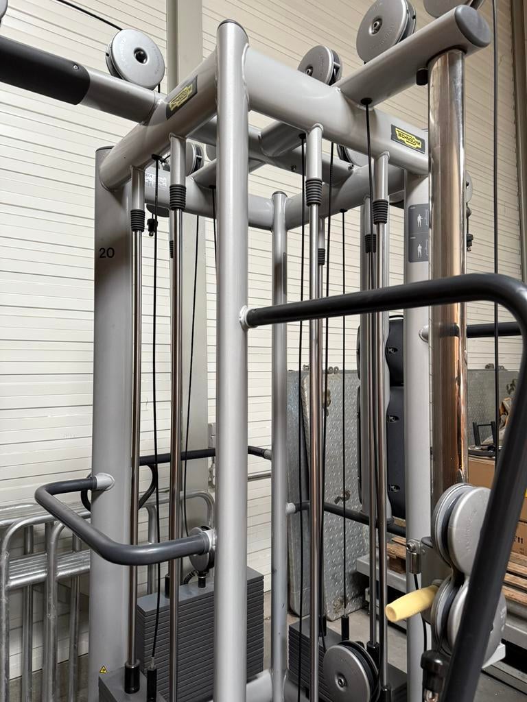 Technogym 4 stack nu 2500 euro incl. accessoires twv 500€, Enlèvement ou Envoi, Comme neuf, Bras, Banc d'exercice