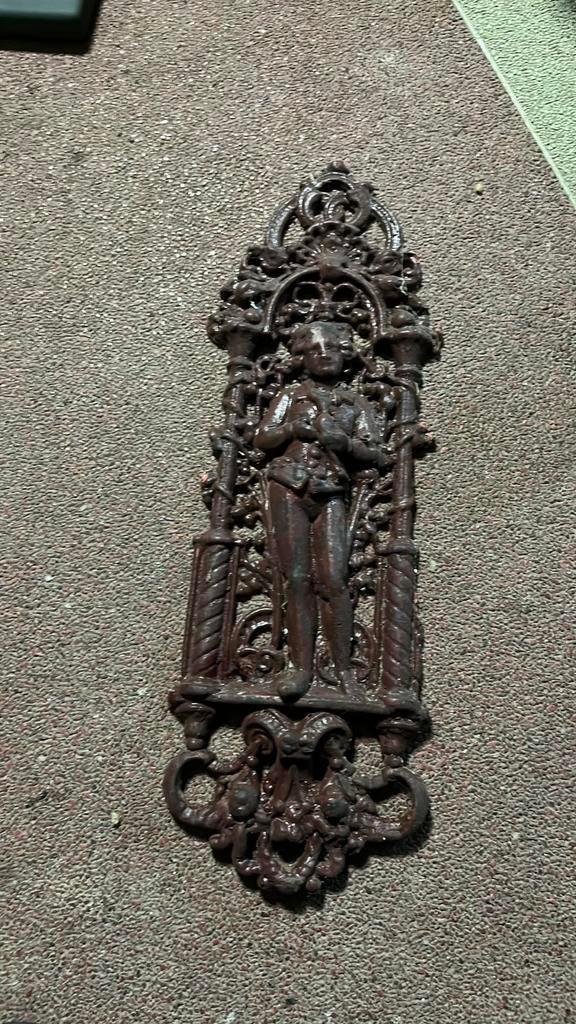 Antiek gietijzeren wandornament jongen met de duif, Antiek en Kunst, Ophalen of Verzenden