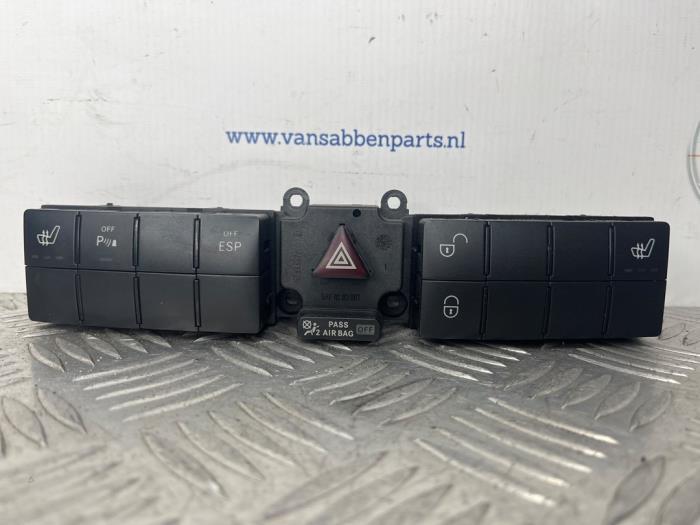 Commutateur éclairage d'urgence d'un Mercedes C-Klasse, Autos : Pièces & Accessoires, Tableau de bord & Interrupteurs, Mercedes-Benz