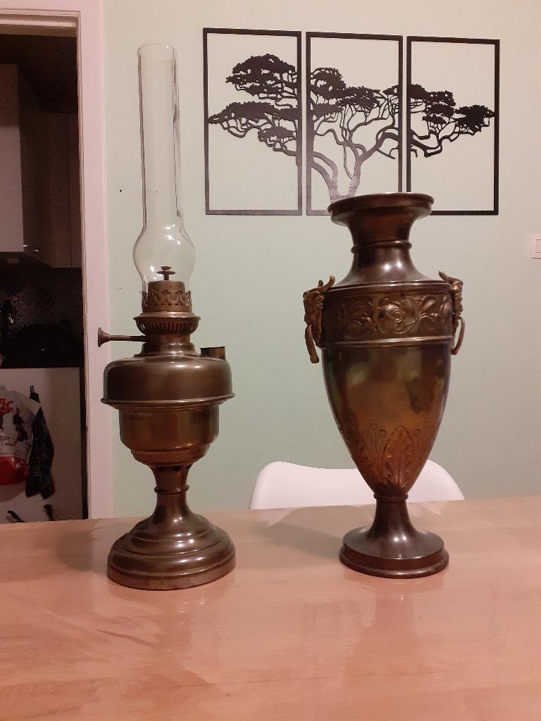 LAMPE AU PETROLE ET VASE, Antiquités & Art, Curiosités & Brocante, Enlèvement