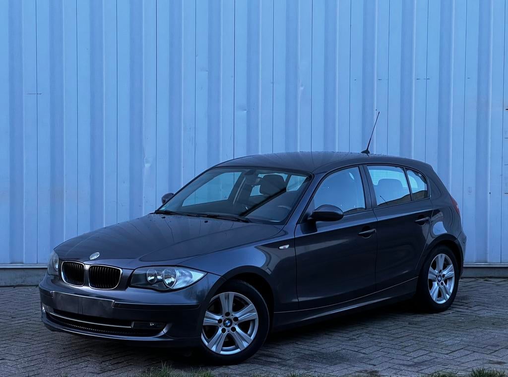 - BMW E87 118i - 2.0 Benzine - Automaat - 175000km - 11/2007, Auto's, BMW, Automaat, 1995 cc, Zwart, 5 zetels