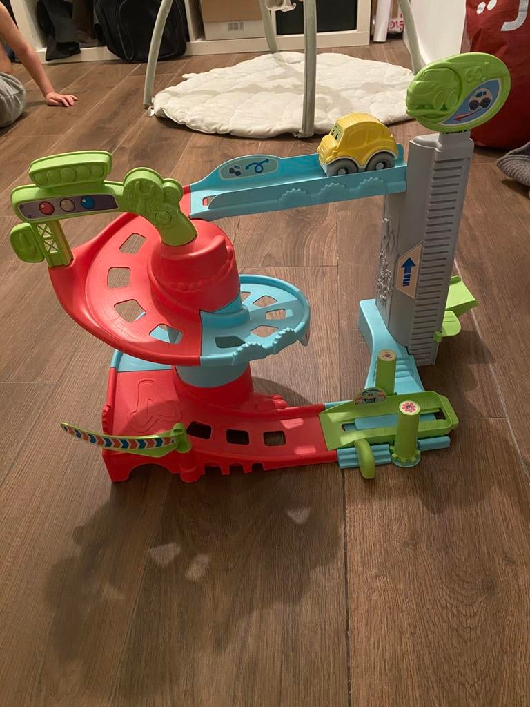 Autobaan met auto die flipt, Kinderen en Baby's, Speelgoed | Racebanen, Ophalen, Zo goed als nieuw, Handmatig, Racebaan