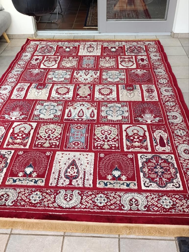 Tapis oriental persan rouge blanc, Enlèvement
