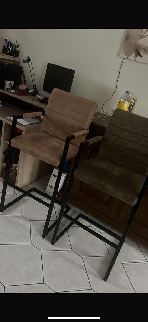 Barstoelen Lizzy (Leenbakker) - 1 groen - 1 beige, Huis en Inrichting, Barkrukken, Nieuw, 90 cm of meer, Kunststof, 2 krukken