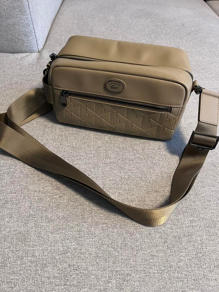 Sacoche Lacoste en cuir beige, Bijoux, Sacs & Beauté, Enlèvement, Comme neuf, Beige, Cuir