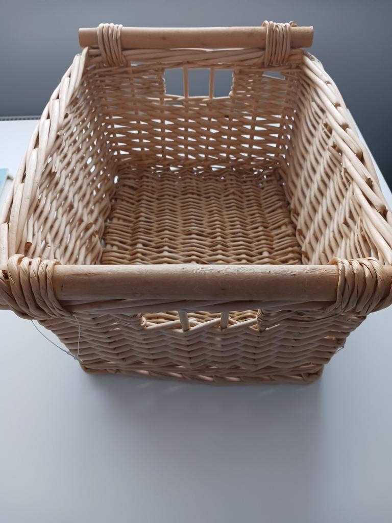 Nieuwe rieten mand te koop., Huis en Inrichting, Woonaccessoires | Schalen en Manden, Ophalen, Mand, Vierkant, Nieuw