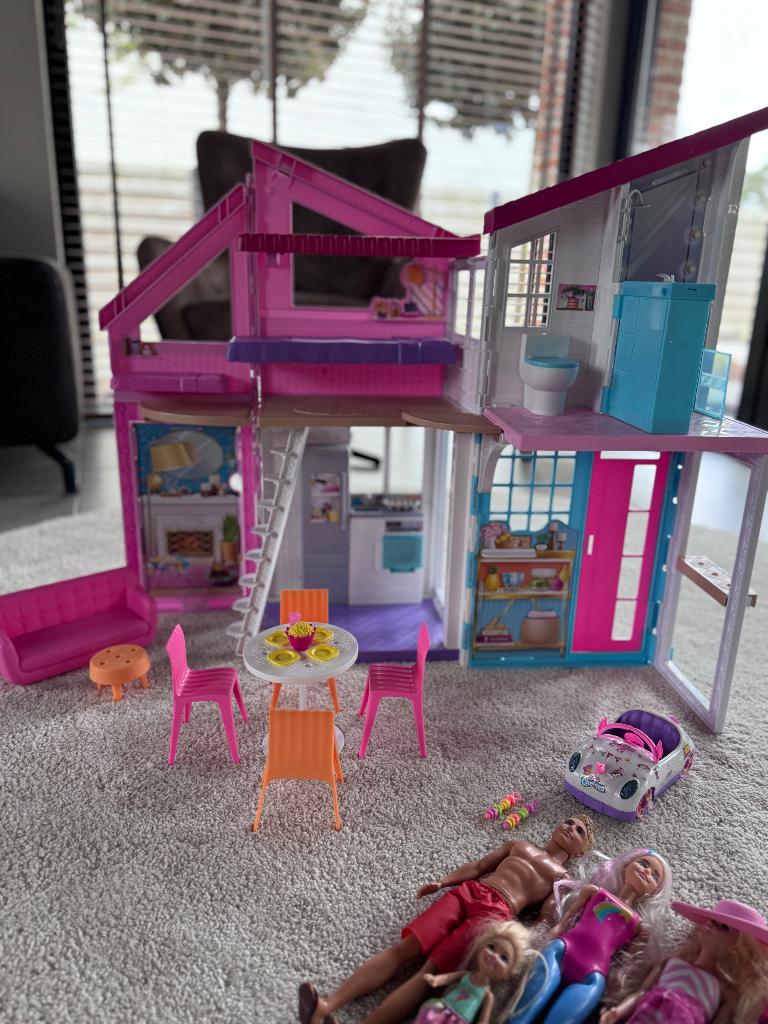 Barbiehuis Malibu + originele barbies + barbieauto, Kinderen en Baby's, Speelgoed | Poppenhuizen, Ophalen of Verzenden, Zo goed als nieuw