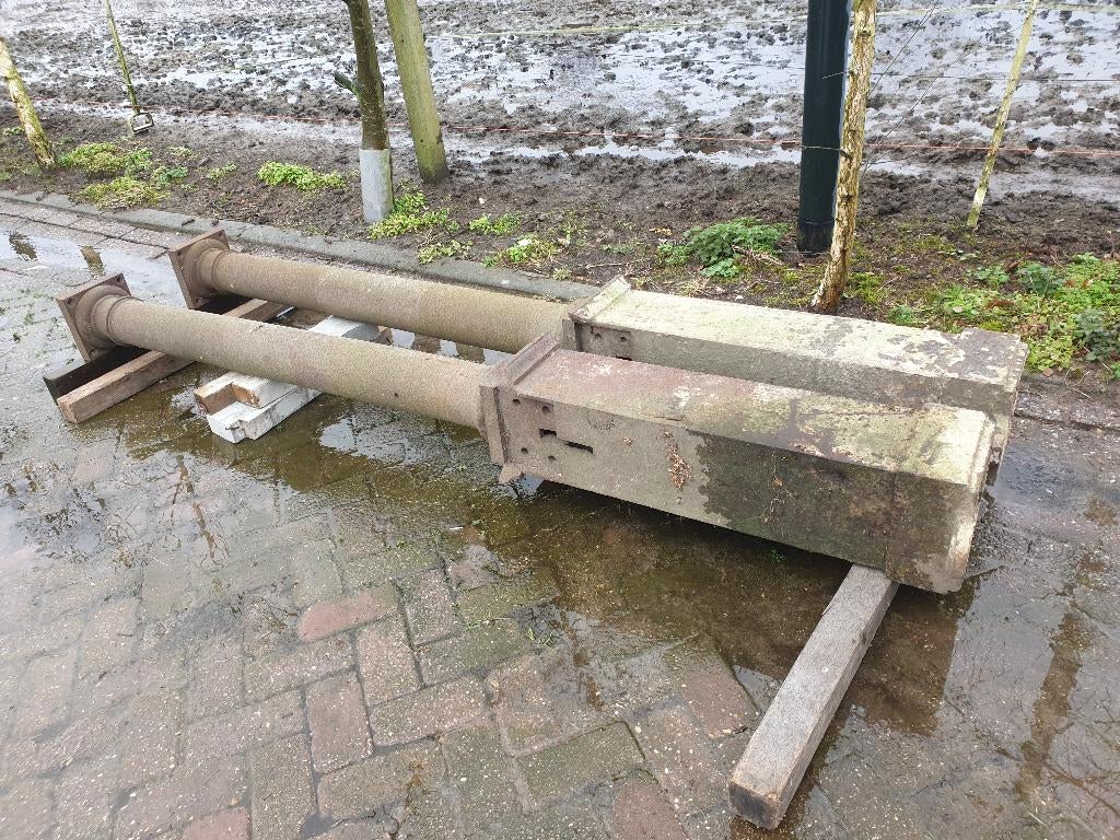 2 antieke gietijzeren palen / zuilen Hoog ca 2.50 meter, Huis en Inrichting, Woonaccessoires | Zuilen en Pilaren, Ophalen, Zo goed als nieuw