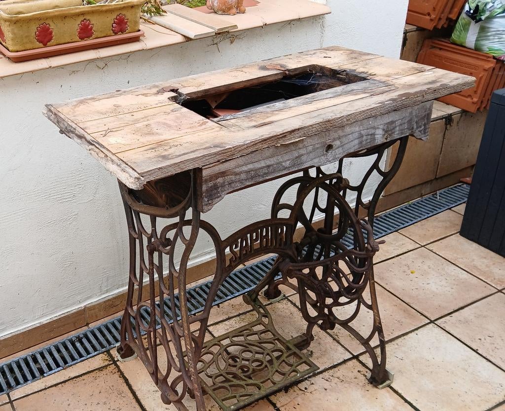 Vieux support machine à coudre, Enlèvement