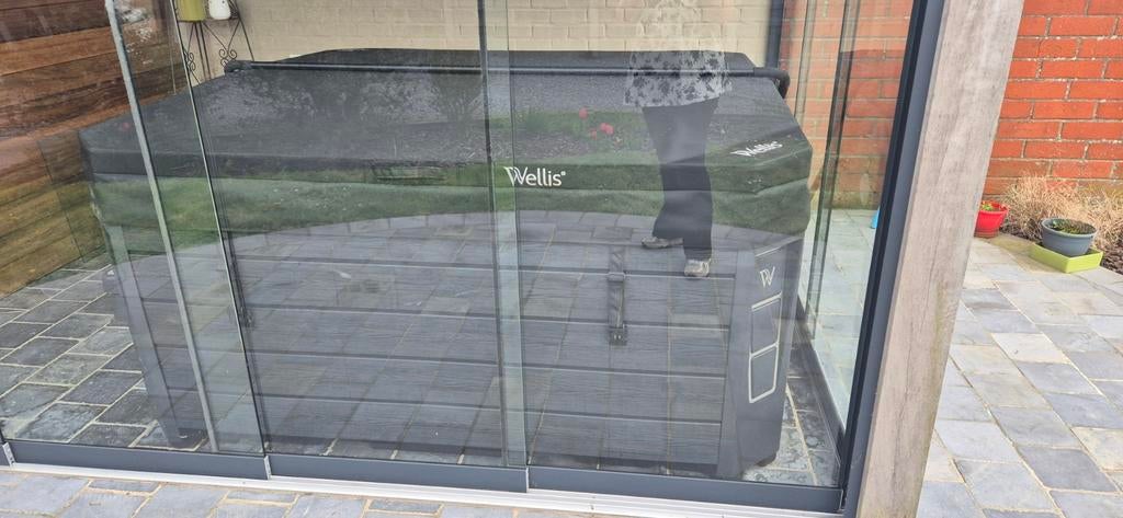 Jacuzzi wellis met Bluetooth, Ophalen, Zo goed als nieuw, Trap, Vast