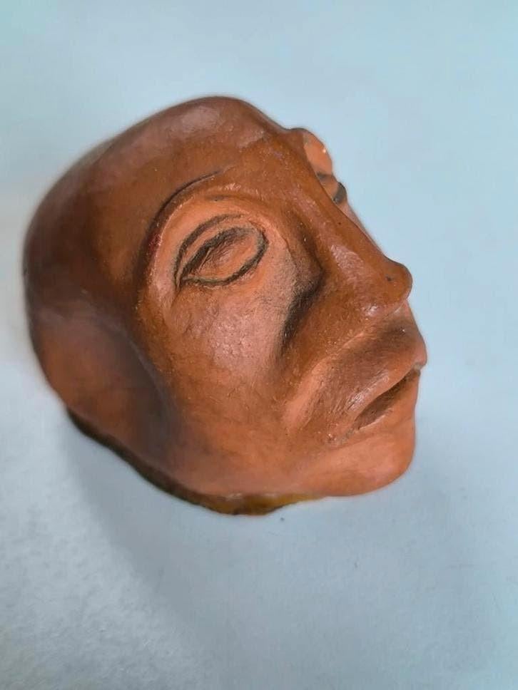 Miniatuur terracotta hoofdje, Enlèvement ou Envoi