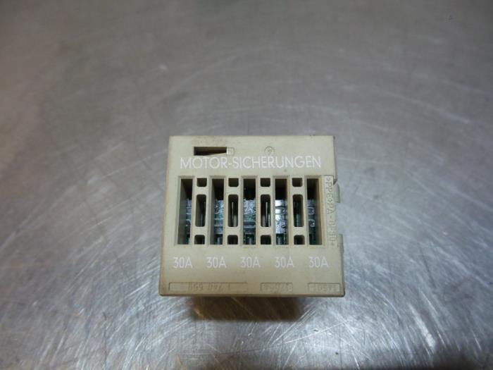 Support de relais d'un BMW 5-Serie (5-Serie 95-), Autos : Pièces & Accessoires, Électronique & Câbles, BMW, Utilisé, 3 mois de garantie