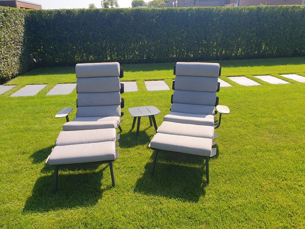 2 zwarte loungestoelen met (zij)tafeltje en voetenbank, Tuin en Terras, Ophalen, Aluminium