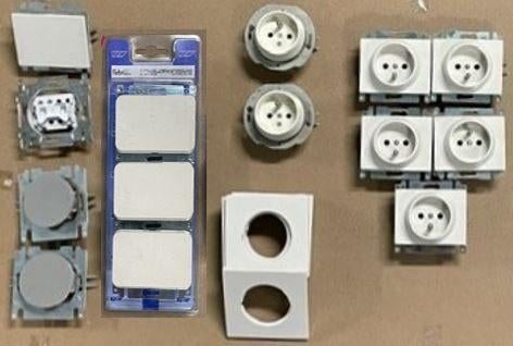 Ancien matériel Niko PR20, PR85 et PR80, et Vynckier 2000, Bricolage & Construction, Électricité & Câbles, Enlèvement ou Envoi