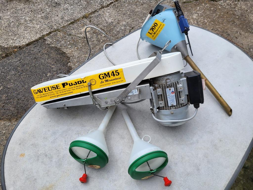 Gaveuse à canards suspendue Pujol avec cage, Enlèvement, Volaille