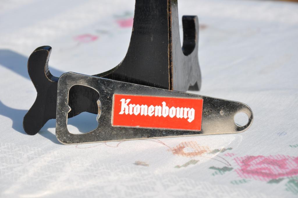 §  decapsuleur en metal publicitaire kronenbourg (63), Enlèvement ou Envoi, Comme neuf, Ouvre-bouteille, Autres marques