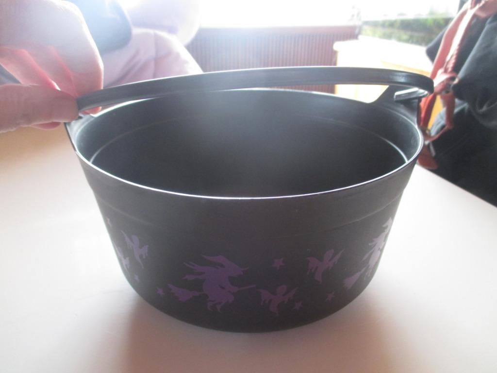 heksenketel met figuurtjes op nieuw, Hobby en Vrije tijd, Feestartikelen, Nieuw, Feestartikel, Ophalen of Verzenden