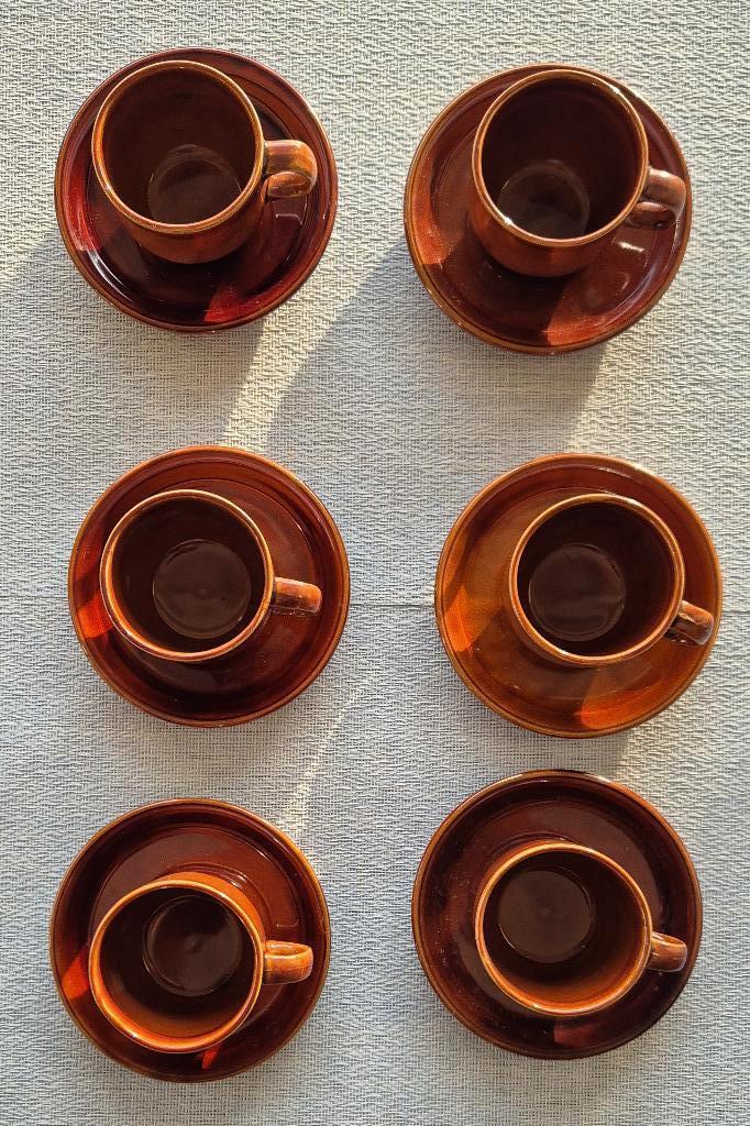Set de 6 tasses à moka brunes avec soucoupes (Fina), Maison & Meubles, Cuisine | Vaisselle, Poterie, Utilisé, Autres styles, Tasse(s) et/ou soucoupe(s)