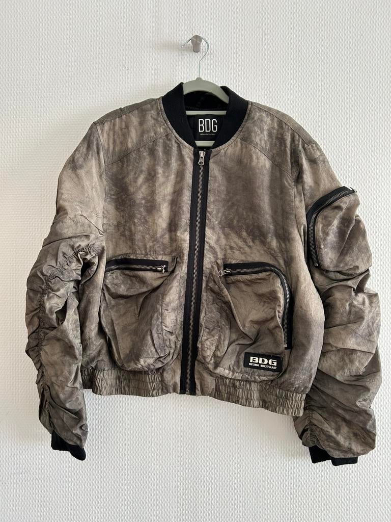 Grijze bomber jacket BDG Urban Outfitters maat M, Ophalen of Verzenden, Zo goed als nieuw, Maat 38/40 (M), Grijs
