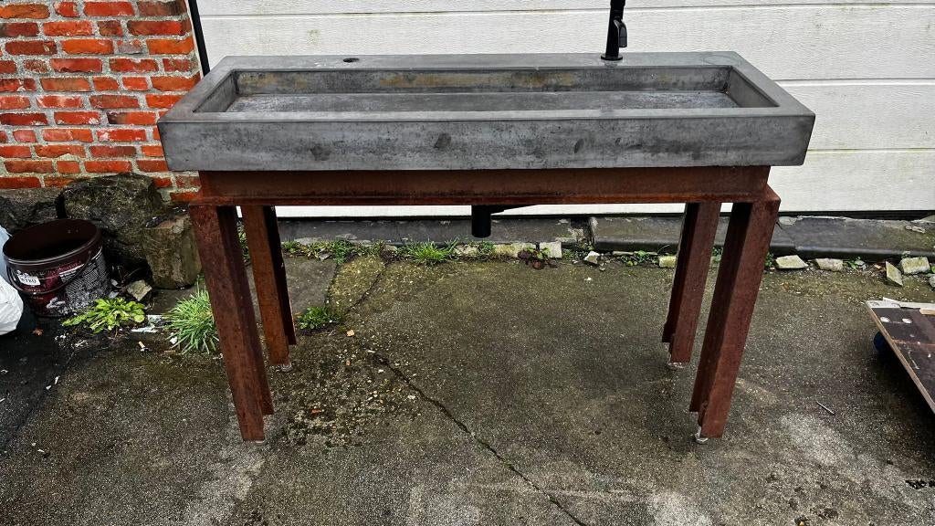 Betonnen wasbak op stalen onderstel 120 x 45 x 90, Ophalen, Gebruikt, Steen, Wastafel