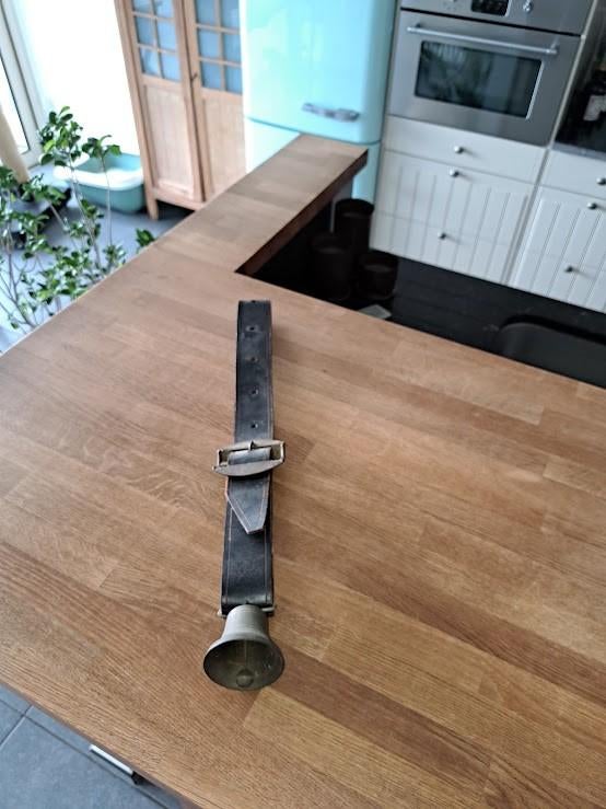 Antieke koebel in brons met lederen riem, Antiek en Kunst, Antiek | Brons en Koper, Ophalen, Brons