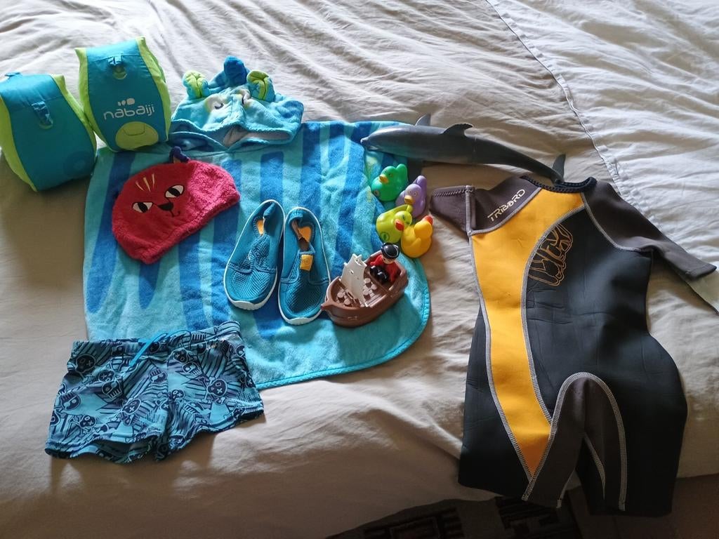 Vêtements enfants 2/4 ans pour piscine et jouets eau/sable, Enfants & Bébés, Enlèvement, Utilisé