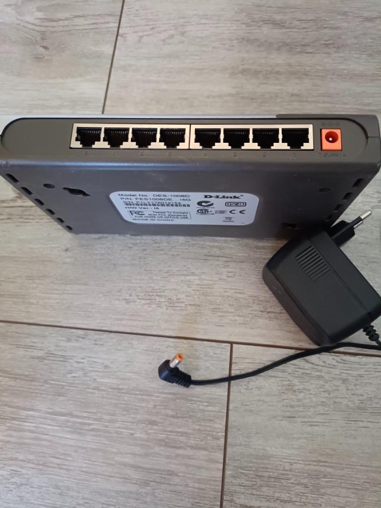 D-LINK Commutateur switch 10/100 Mbps - 8 ports, Enlèvement, Utilisé