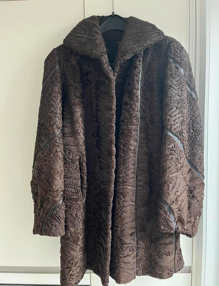 Astrakan jas - Coessens Roland, Kleding | Dames, Jassen | Winter, Zo goed als nieuw, Maat 42/44 (L), Bruin, Ophalen of Verzenden