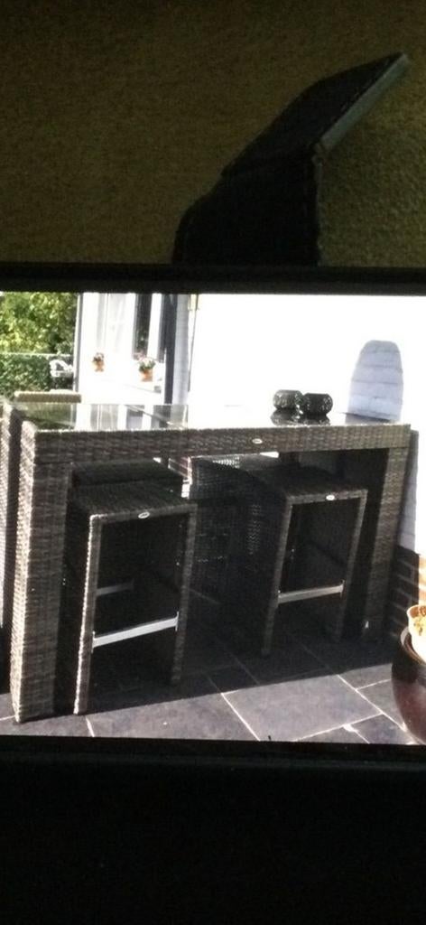 Hoge tuintafel met 4 krukken, Ophalen