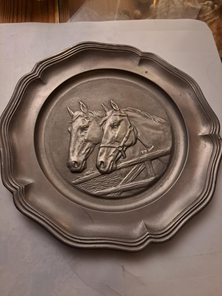 Tinnen schotel met 2 paarden op, Ophalen of Verzenden