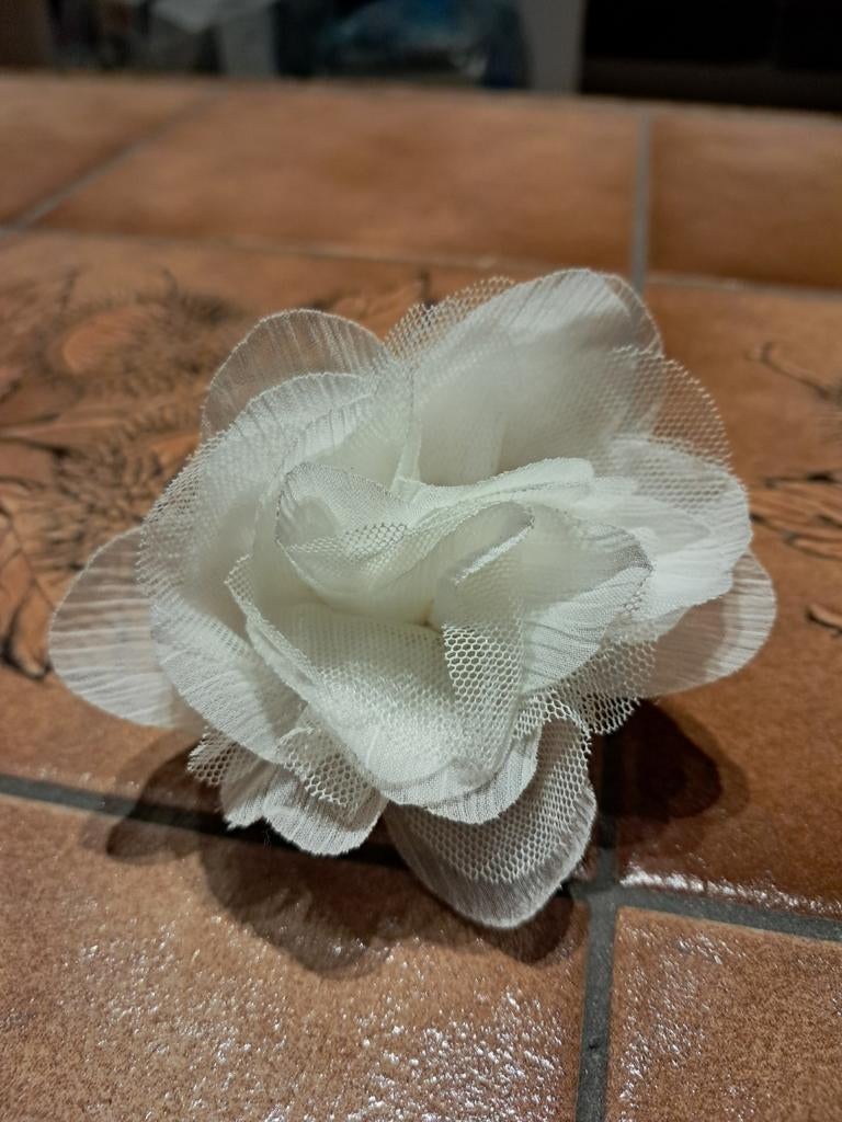 Broche-pince de cérémonie en tissu rose crème, Bijoux, Sacs & Beauté, Enlèvement ou Envoi, 4 à 7 cm, Rose, Autres matériaux