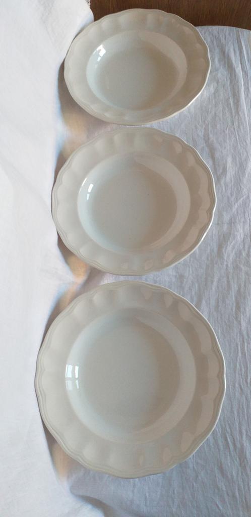 assiettes blanches ivoires profondes festonnées, Maison & Meubles, Cuisine | Vaisselle, Utilisé, Enlèvement ou Envoi