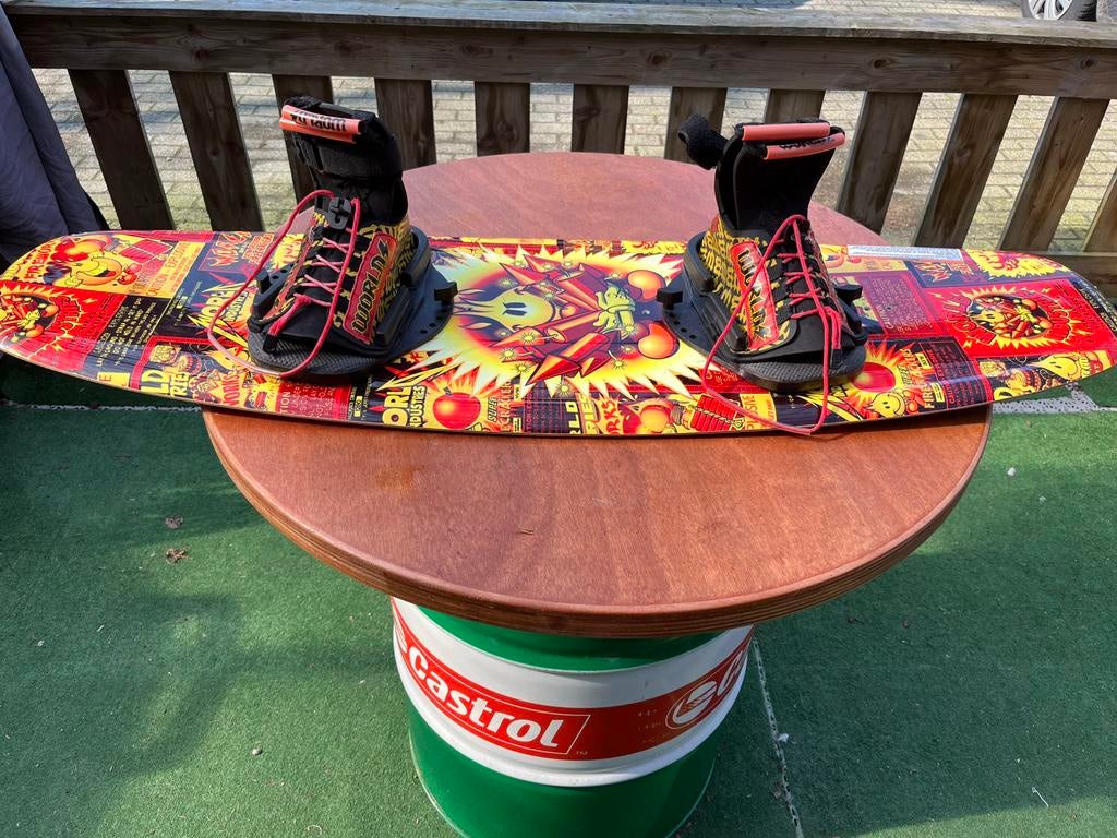 Wakeboard world industries 127cm, Enlèvement, Utilisé, Planche et Chausses