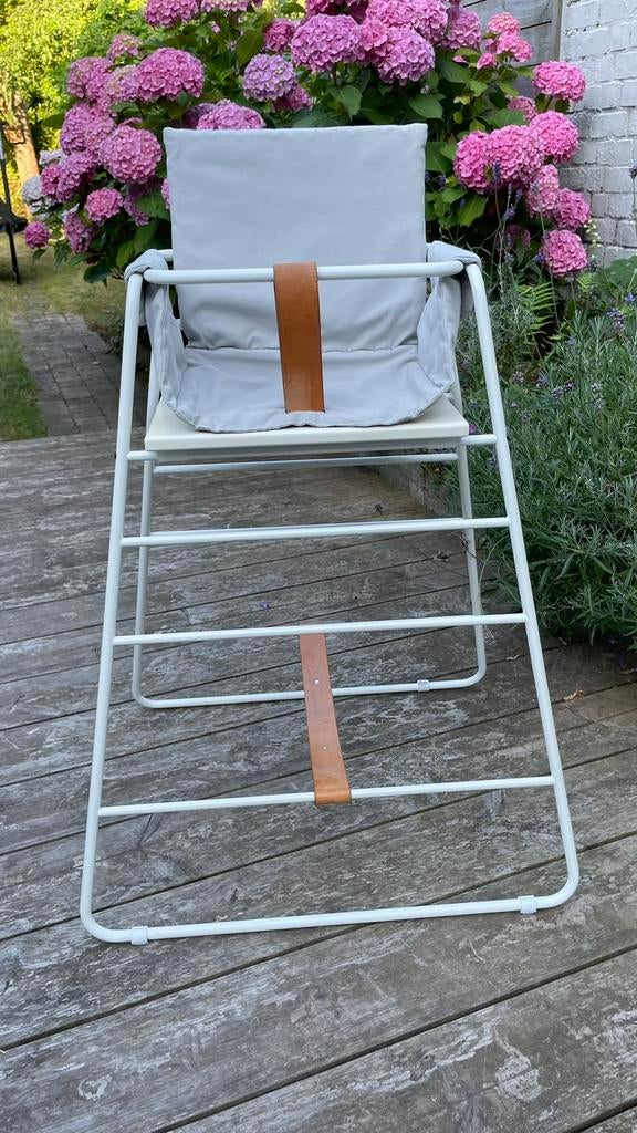 Design kinderstoel - wit - met lederen accessoires, Kinderen en Baby's, Kinderstoelen, Ophalen, Zo goed als nieuw